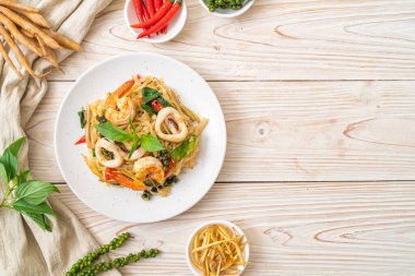 Baharatlı erişteyi deniz yemeğiyle karıştır (Pad Cha Talay) - Tayland yemeği tarzı