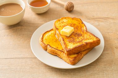 Kahvaltıda tereyağlı ve ballı tost.