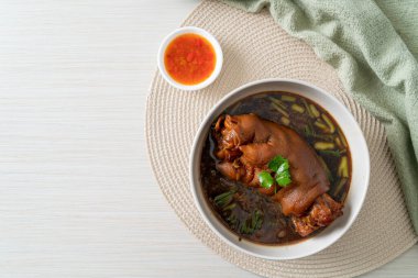 Domuz budu yahnisi ya da domuz budu - Asya yemeği tarzı