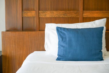 rahat yastıklar ve beyaz yastıklar yatakta