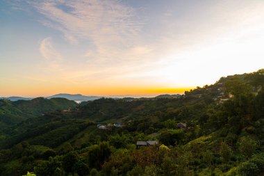 Chiang Rai, Tayland 'da mavi gökyüzü olan güzel bir dağ tepesi.