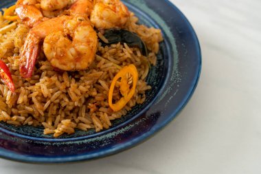 Asya usulü karides ve baharatlı pilav.