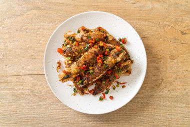 Kızarmış Mantid Karidesi ya da Acılı ve Tuzlu Kerevit Deniz Ürünleri Stili