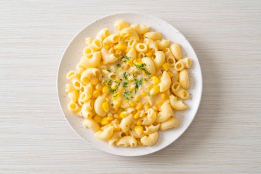 Tabakta krem peynirli makarna.