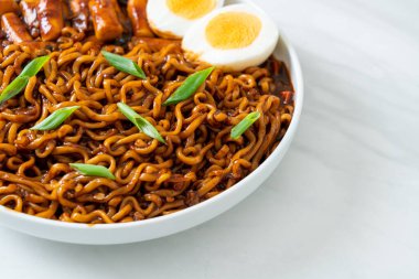Jjajang Rabokki - Kore hazır eriştesi veya Kore pirinçli Ramyeon veya Tteokbokki ve siyah fasulye soslu yumurta - Kore yemeği tarzı