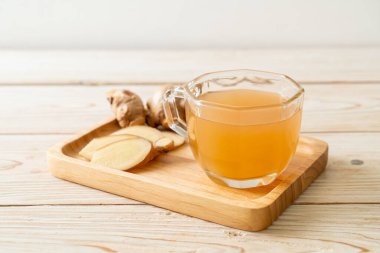 Zencefil köklü taze ve sıcak zencefil suyu bardağı - sağlıklı içecek tarzı