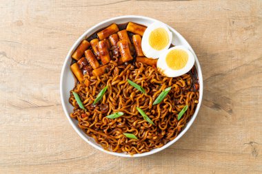 Jjajang Rabokki - Kore hazır eriştesi veya Kore pirinçli Ramyeon veya Tteokbokki ve siyah fasulye soslu yumurta - Kore yemeği tarzı