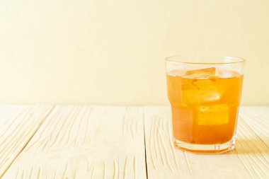 Lezzetli tatlı içecek demirhindi suyu ve buz küpü - sağlıklı içecek tarzı