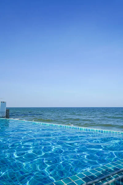 Zwembad Met Zee Blauwe Lucht Achtergrond — Stockfoto