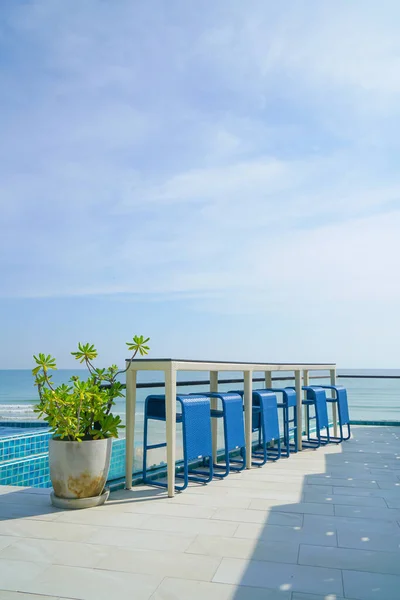 Yüzme Havuzunun Yanında Deniz Gökyüzü Arka Planlı Masa Bar Taburesi — Stok fotoğraf