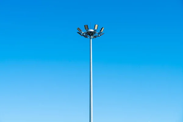 Schijnwerper Paal Met Blauwe Lucht Kopieer Ruimte — Stockfoto