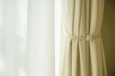 Pencere ve güneş ışığıyla güzel bir perde