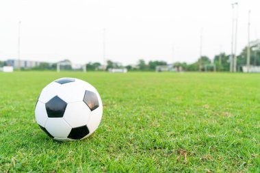 Futbol sahası arka planında fotokopi alanı ile futbol topu