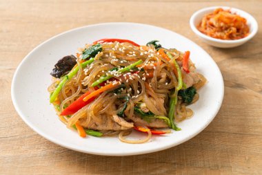 Japchae ya da karışık Kore vermicelli erişte sebzeli ve üzerine beyaz susamlı domuz eti - Kore geleneksel yemek tarzı