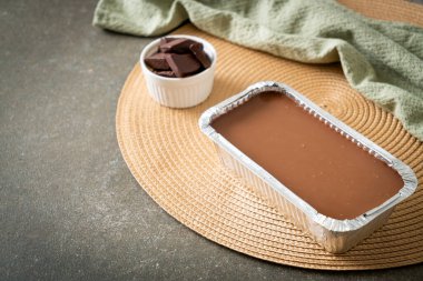 Çikolatalı kek ve yumuşak Ganache veya çikolatalı pasta.