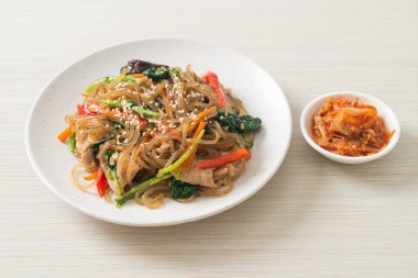 Japchae ya da karışık Kore vermicelli erişte sebzeli ve üzerine beyaz susamlı domuz eti - Kore geleneksel yemek tarzı