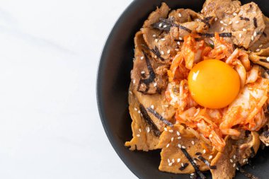 Kore usulü turşulu yumurta turşulu domuz bulgogi pirinç kasesi.