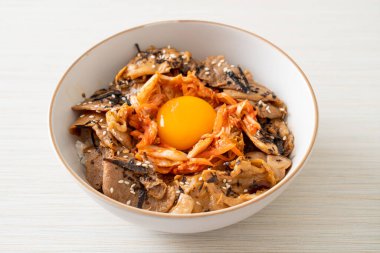 Kore usulü turşulu yumurta turşulu domuz bulgogi pirinç kasesi.