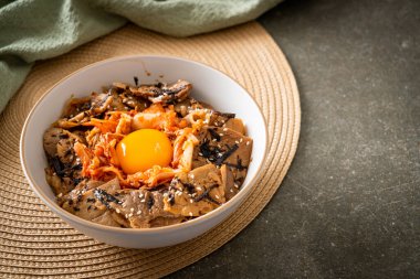 Kore usulü turşulu yumurta turşulu domuz bulgogi pirinç kasesi.