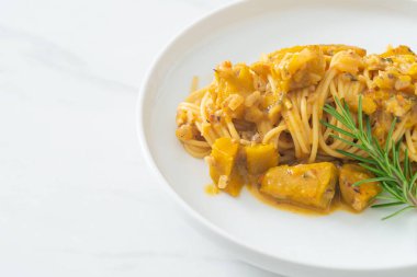 kabaklı spagetti makarna alfredo sosu - vegan ve vejetaryen yemek tarzı