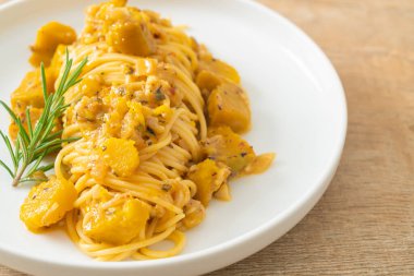 kabaklı spagetti makarna alfredo sosu - vegan ve vejetaryen yemek tarzı