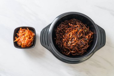 Kore siyah spagettisi ya da kavrulmuş Chajung soya soslu hazır şehriye (chapagetti) - Kore yemeği tarzı