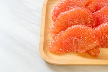 Taze kırmızı pomelo meyvesi ya da tabakta greyfurt