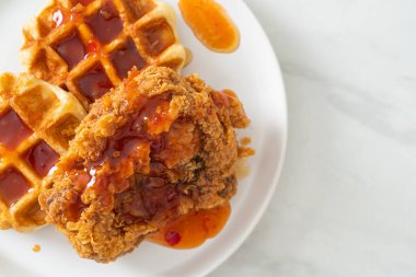 Waffle ve baharatlı soslu ev yapımı kızarmış tavuk