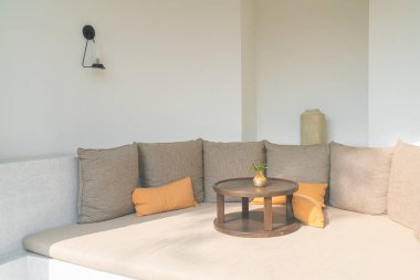 Bahçe kanepesinde rahat yastıklar.