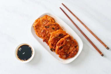 Kore kimçili krep veya Kimçijeon - Kızarmış yumurta, kimçi ve un - Kore geleneksel yemek tarzı