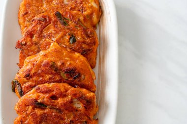 Kore kimçili krep veya Kimçijeon - Kızarmış yumurta, kimçi ve un - Kore geleneksel yemek tarzı