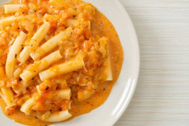 rigatoni penne makarna kremalı domates veya pembe sos