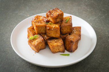 Beyaz susamlı kızarmış tofu ve teriyaki sosu. Vejetaryen ve vejetaryen yemek tarzı.