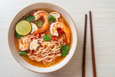 Karidesli baharatlı erişte çorbası (Tom Yum Kung) - Asya yemeği tarzı