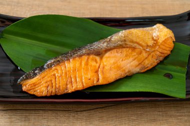 Japon usulü soya soslu ızgara somon bifteği.