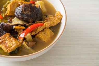 haşlanmış lahana turşusu ve acı kabak çorbası - Asya ve vegan ve vejetaryen yemek tarzı