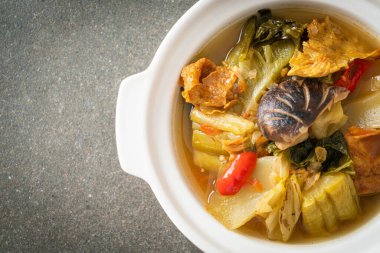 haşlanmış lahana turşusu ve acı kabak çorbası - Asya ve vegan ve vejetaryen yemek tarzı