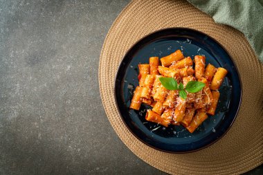 Domates soslu ve peynirli Rigatoni makarnası - geleneksel İtalyan makarnası