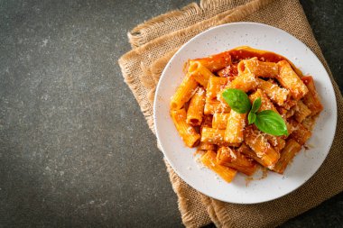 Domates soslu ve peynirli Rigatoni makarnası - geleneksel İtalyan makarnası