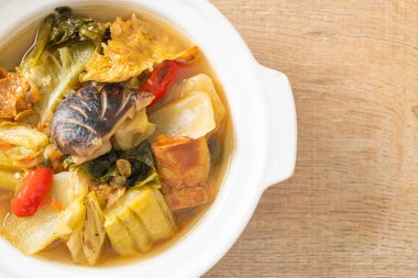 haşlanmış lahana turşusu ve acı kabak çorbası - Asya ve vegan ve vejetaryen yemek tarzı