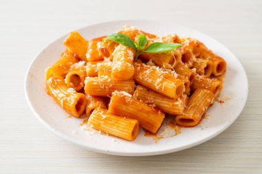 Domates soslu ve peynirli Rigatoni makarnası - geleneksel İtalyan makarnası