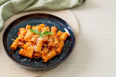 Domates soslu ve peynirli Rigatoni makarnası - geleneksel İtalyan makarnası
