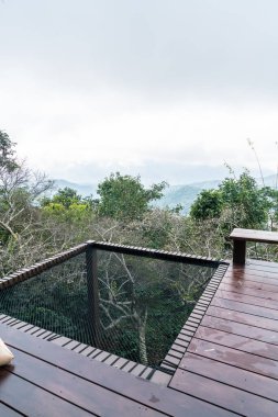 Boş ahşap bar ve dağ tepesi arka planlı sandalye