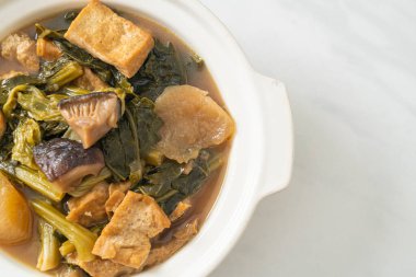 Tofulu Çin sebze güveci veya sebze çorbası karışımı - vejetaryen ve vejetaryen yemek tarzı.