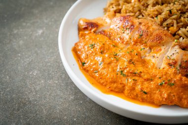 Kırmızı köri soslu ızgara tavuk bifteği ve pilav. Müslüman usulü.