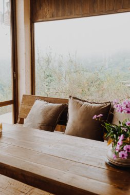 rahat yastıklar ahşap koltukta - vintage efekt filtresi