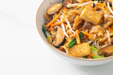 Tofu ve sebzeli kızarmış şehriye. Vejetaryen ve vejetaryen yemek tarzı.