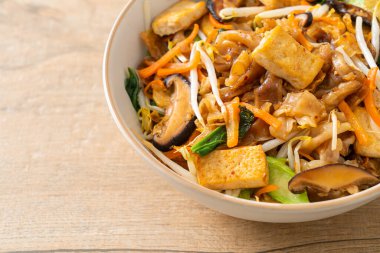 Tofu ve sebzeli kızarmış şehriye. Vejetaryen ve vejetaryen yemek tarzı.