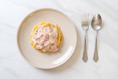 Jambonlu ev yapımı spagetti beyaz krema sosu. İtalyan usulü.