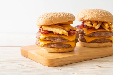 Domuz burger veya peynirli domuz burger, domuz pastırması ve patates kızartması.